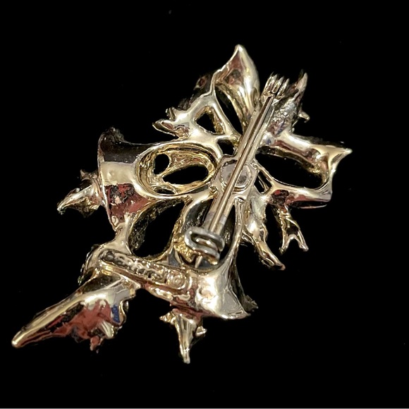 Vintage Gerry’s holly bell brooch - Picture 2 of 5